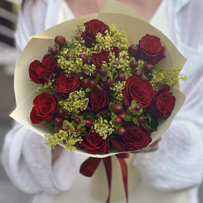 Букет из красных роз и гиперикума