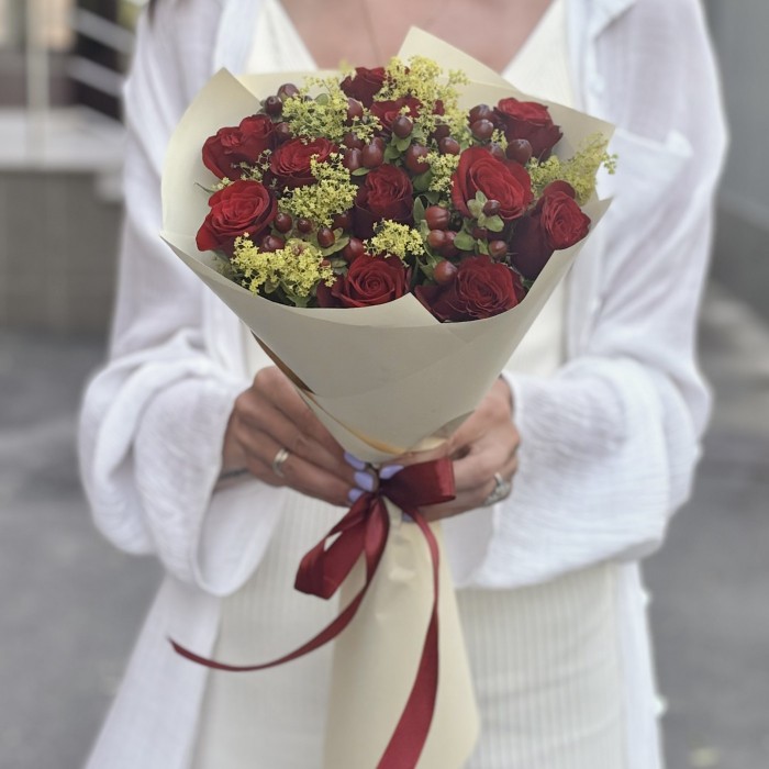 Букет из красных роз и гиперикума