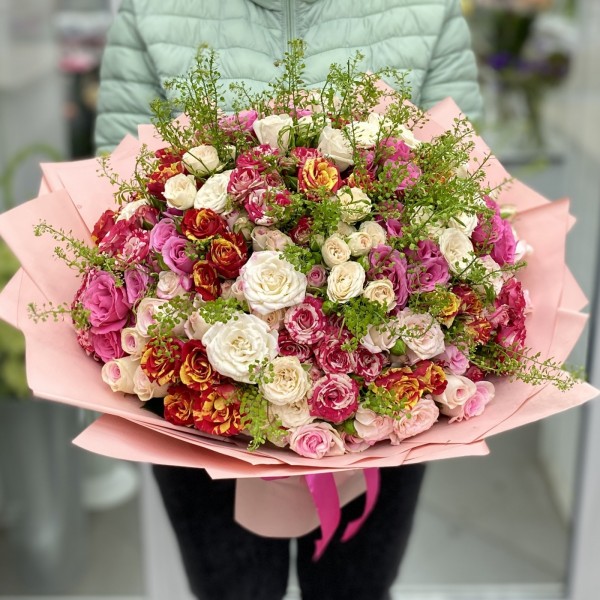Букет из 51 кустовой розы Сладкий поцелуй