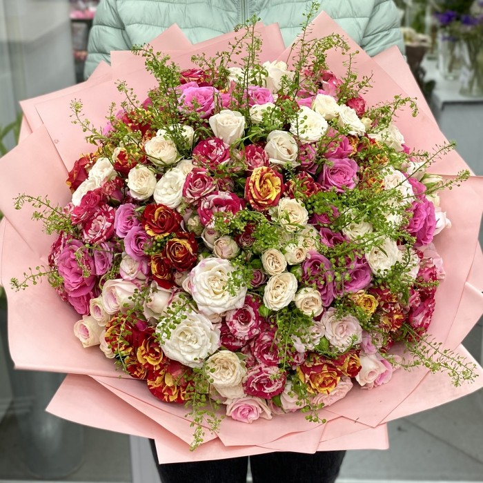 Букет из 51 кустовой розы Сладкий поцелуй