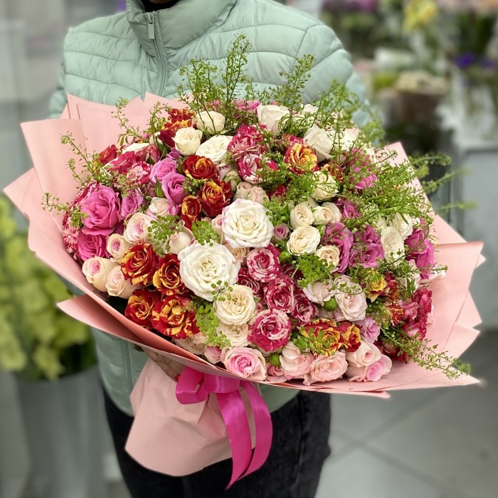 Букет из 51 кустовой розы Сладкий поцелуй