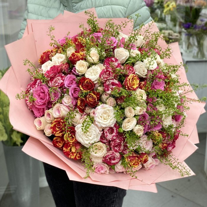 Букет из 51 кустовой розы Сладкий поцелуй