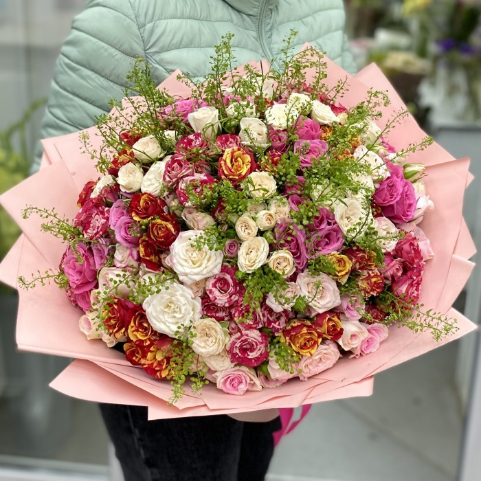 Букет из 51 кустовой розы Сладкий поцелуй
