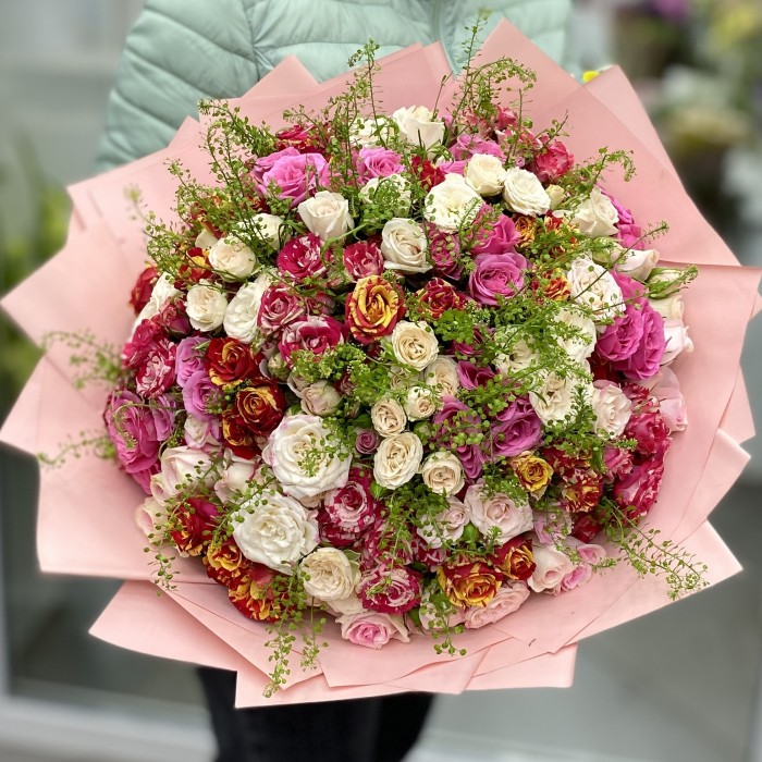 Букет из 51 кустовой розы Сладкий поцелуй