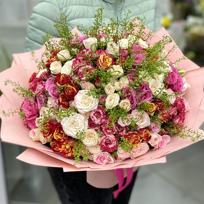 Букет из 51 кустовой розы Сладкий поцелуй