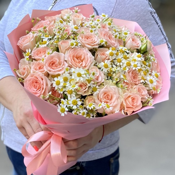 Букет из кустовых роз Свит Сара с ромашкой