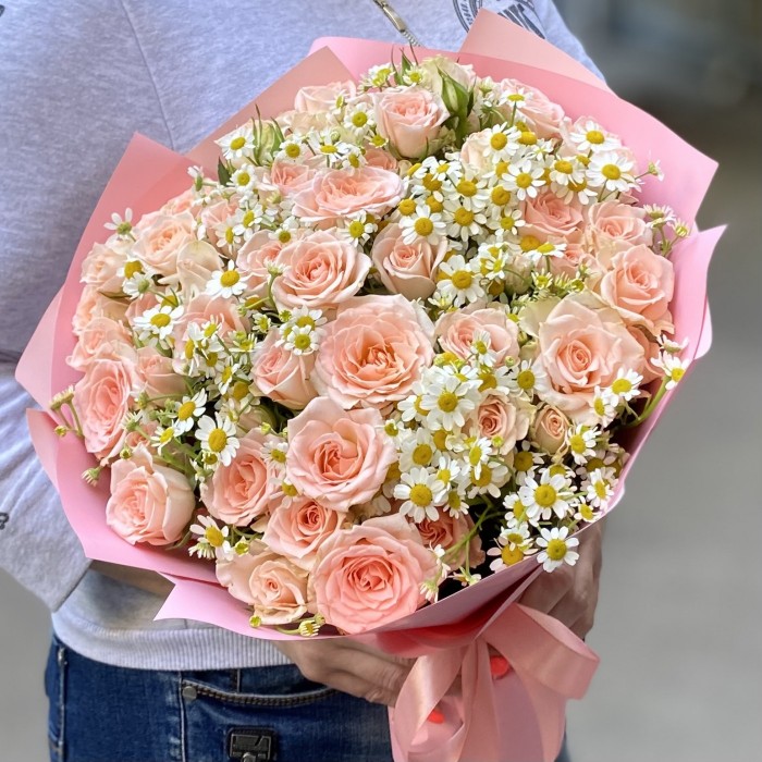 Букет из кустовых роз Свит Сара с ромашкой