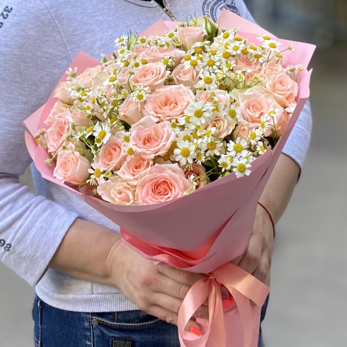 Букет из кустовых роз Свит Сара с ромашкой