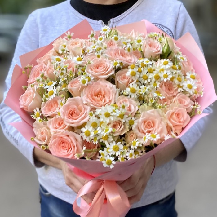 Букет из кустовых роз Свит Сара с ромашкой