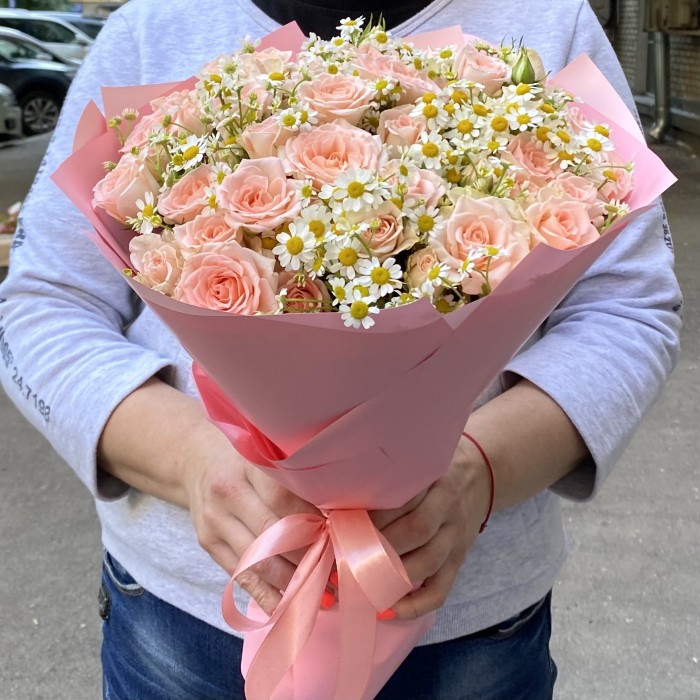 Букет из кустовых роз Свит Сара с ромашкой