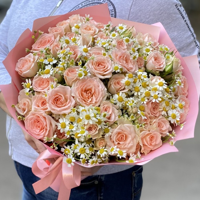 Букет из кустовых роз Свит Сара с ромашкой
