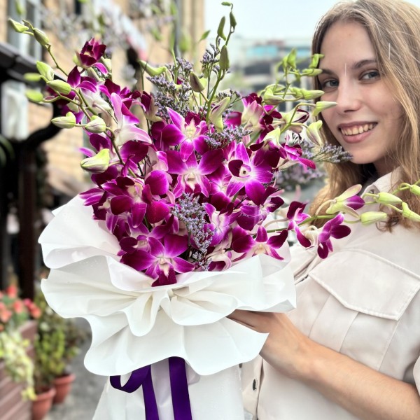 Букет из малиновых орхидей дендробиум