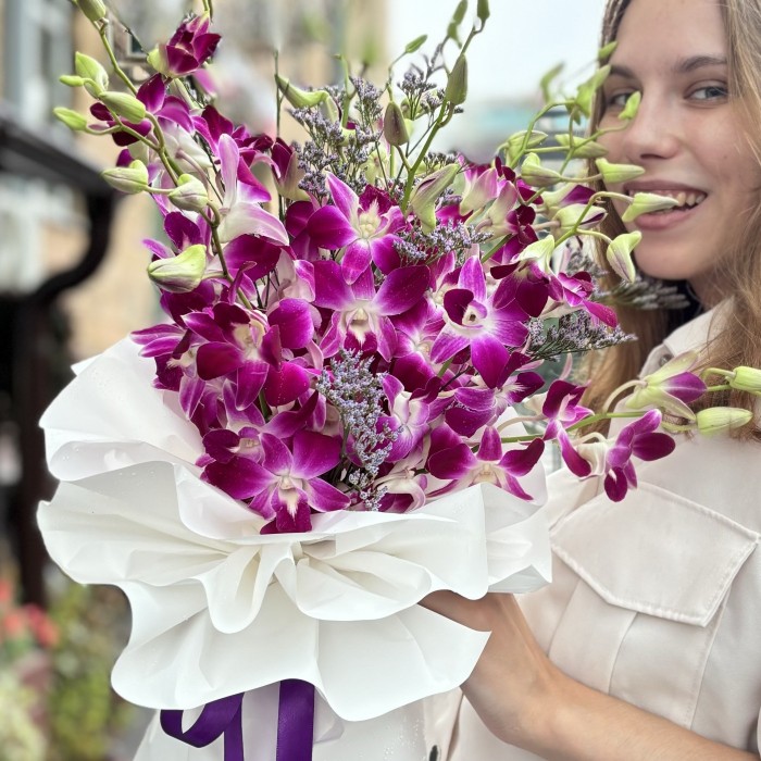 Букет из малиновых орхидей дендробиум