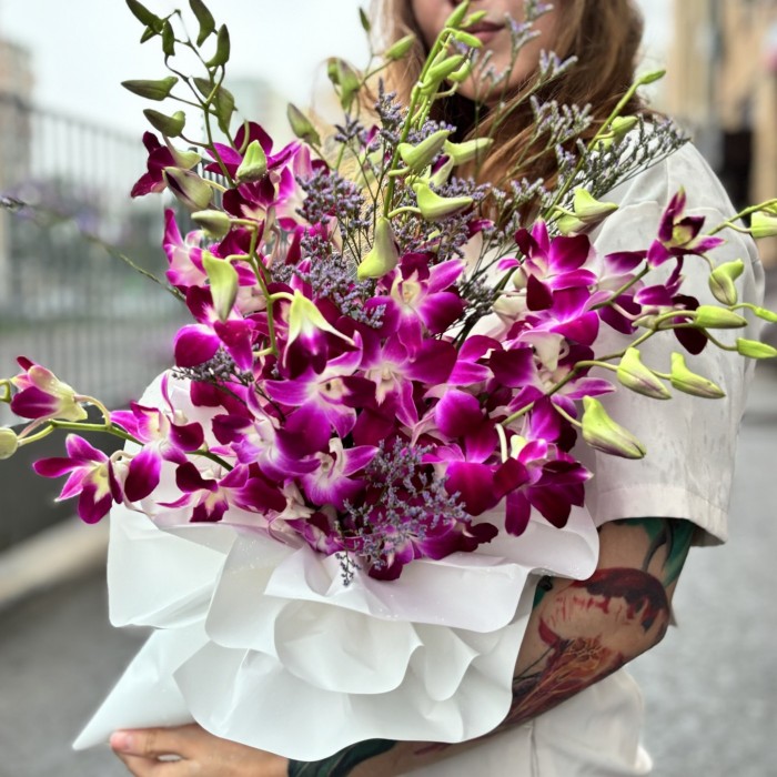 Букет из малиновых орхидей дендробиум