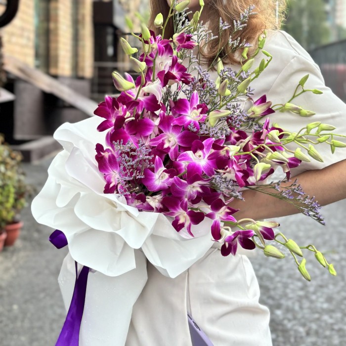 Букет из малиновых орхидей дендробиум