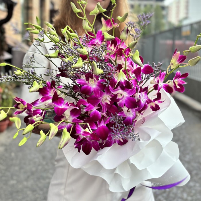 Букет из малиновых орхидей дендробиум