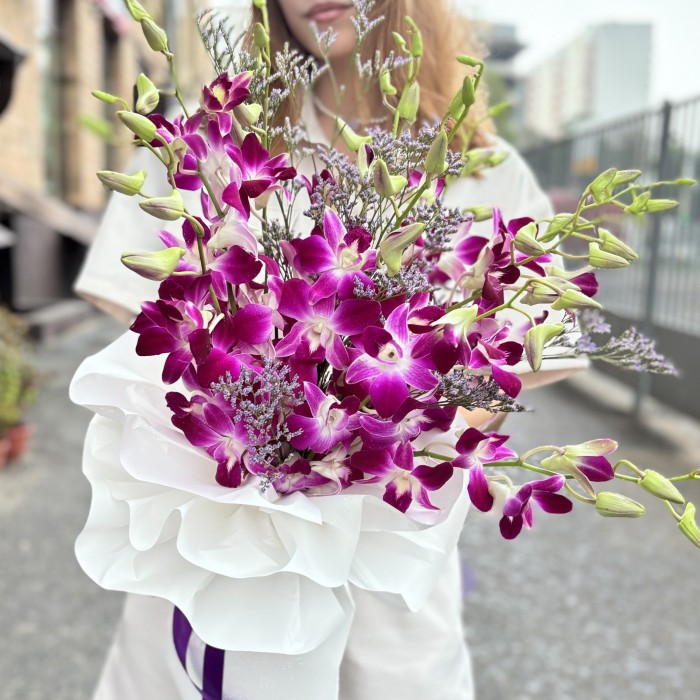 Букет из малиновых орхидей дендробиум