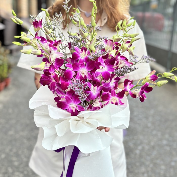 Букет из малиновых орхидей дендробиум