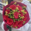 Букет из малиновых роз и гиперикума