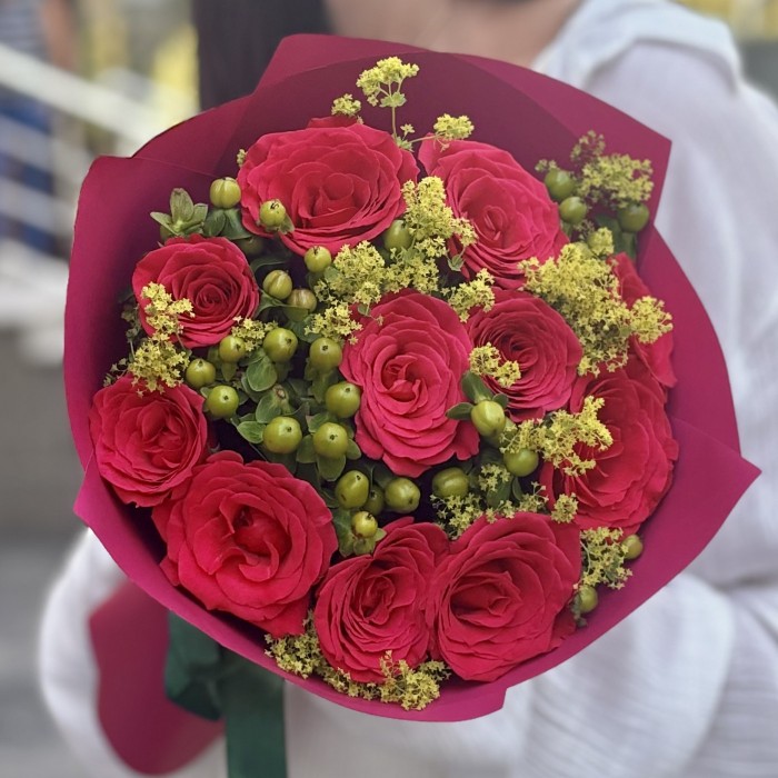 Букет из малиновых роз и гиперикума