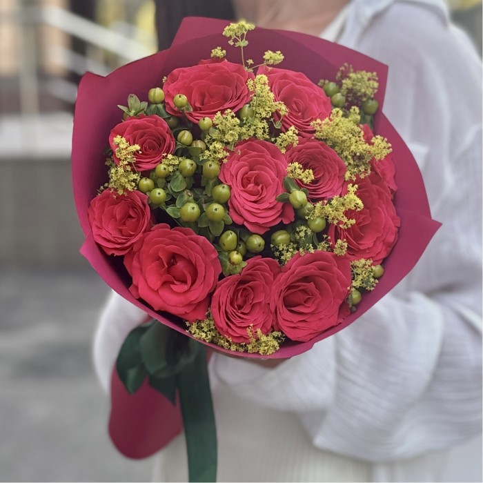 Букет из малиновых роз и гиперикума