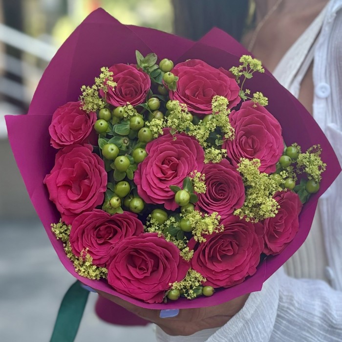 Букет из малиновых роз и гиперикума