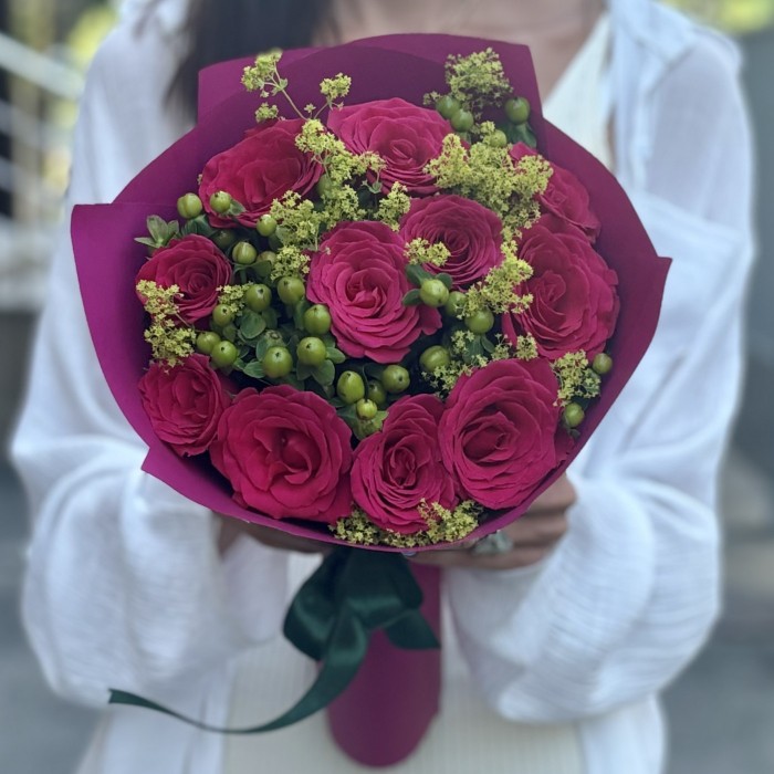 Букет из малиновых роз и гиперикума