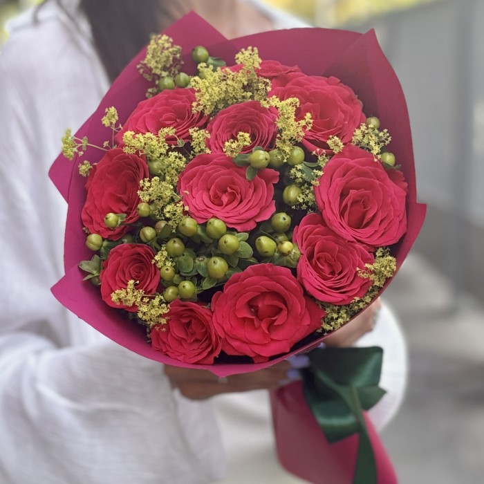 Букет из малиновых роз и гиперикума