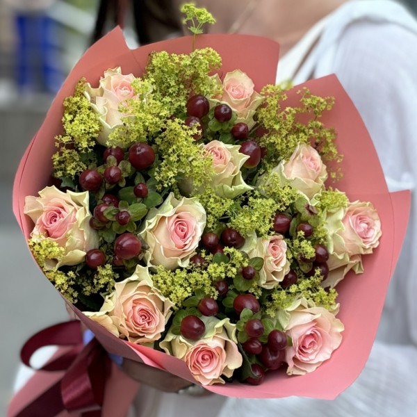 Букет из нежных роз и гиперикума