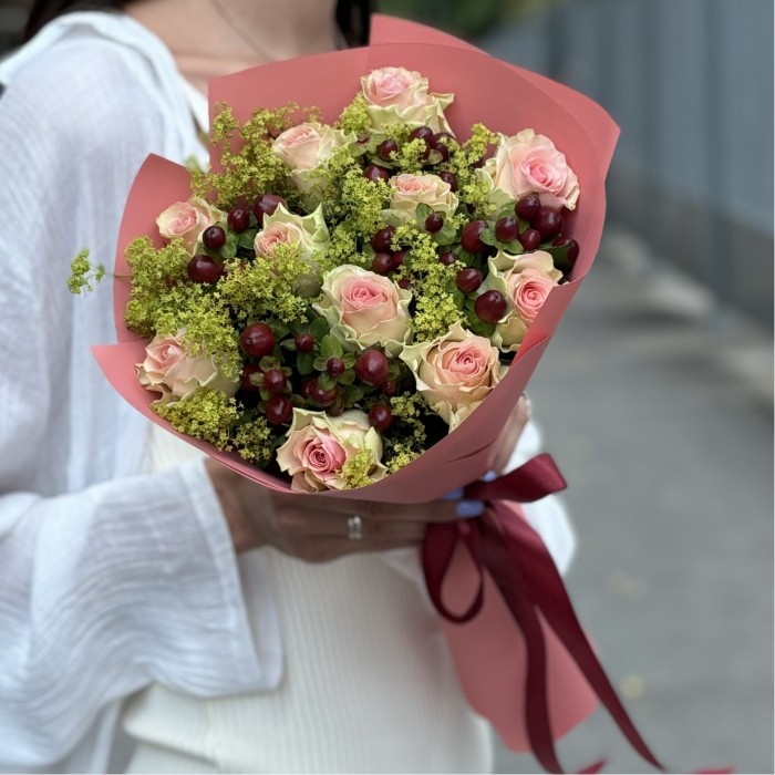 Букет из нежных роз и гиперикума