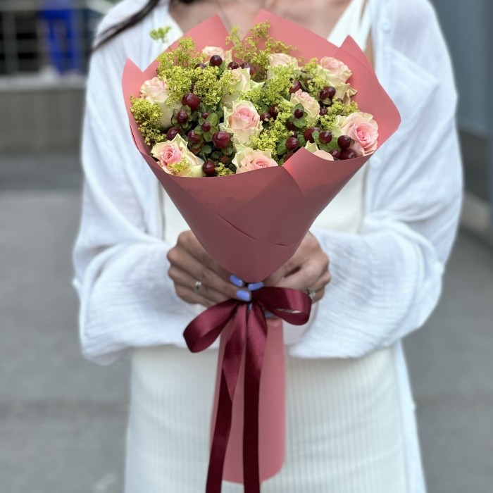 Букет из нежных роз и гиперикума