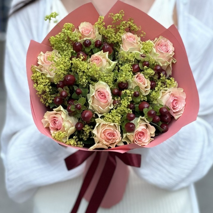 Букет из нежных роз и гиперикума