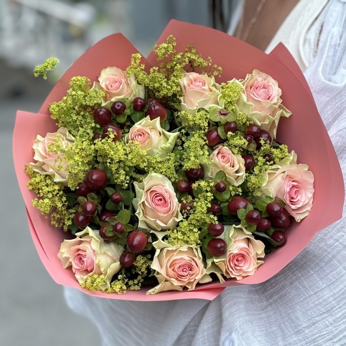 Букет из нежных роз и гиперикума