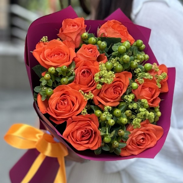 Букет из оранжевых роз и гиперикума
