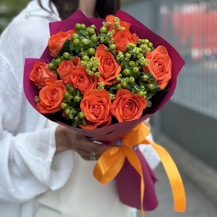 Букет из оранжевых роз и гиперикума