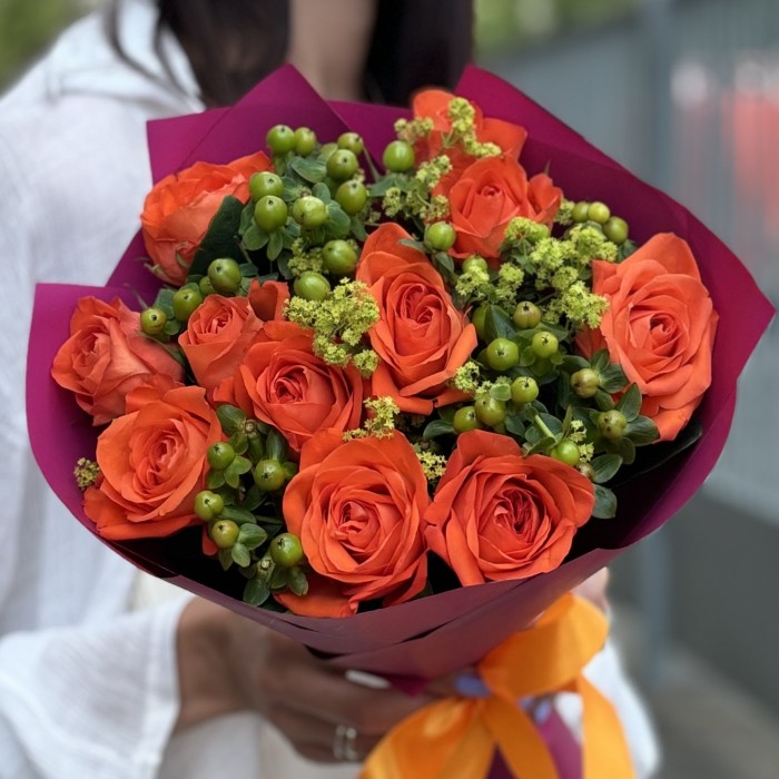 Букет из оранжевых роз и гиперикума