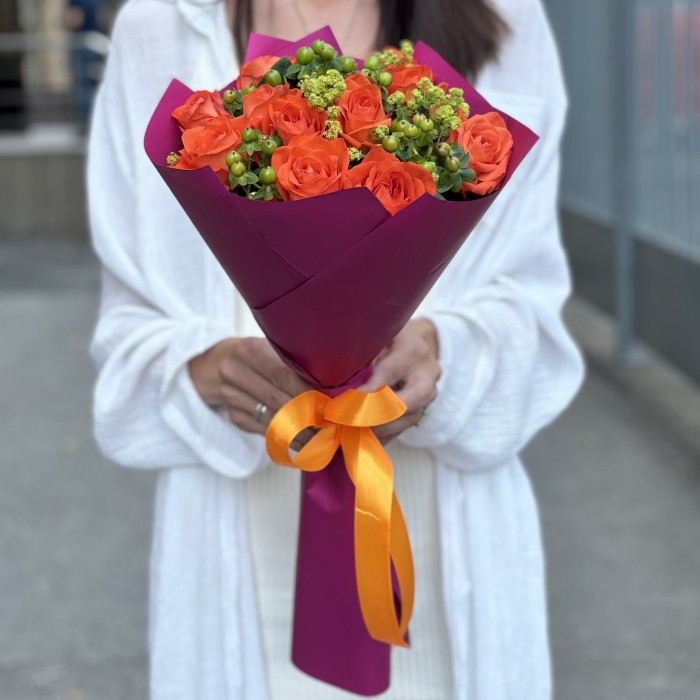 Букет из оранжевых роз и гиперикума