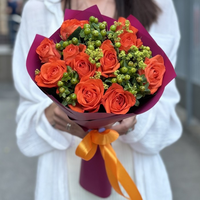 Букет из оранжевых роз и гиперикума