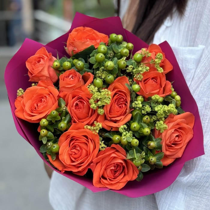 Букет из оранжевых роз и гиперикума