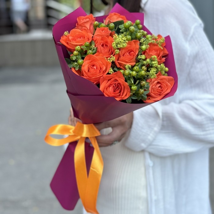 Букет из оранжевых роз и гиперикума