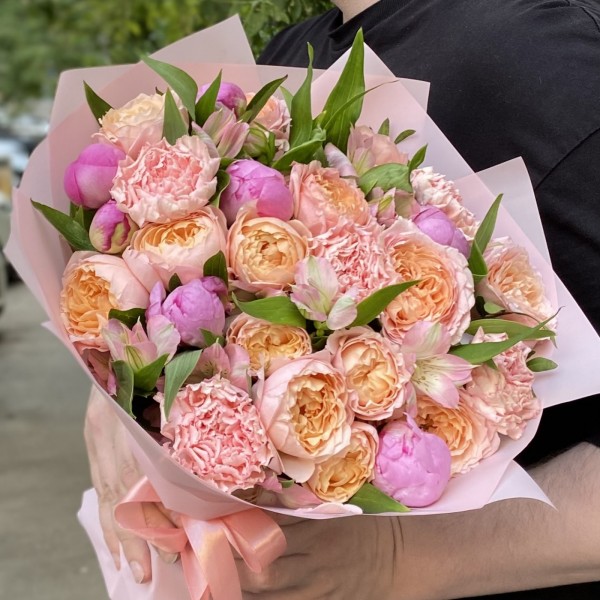 Букет из пионовидных кустовых роз Мечта