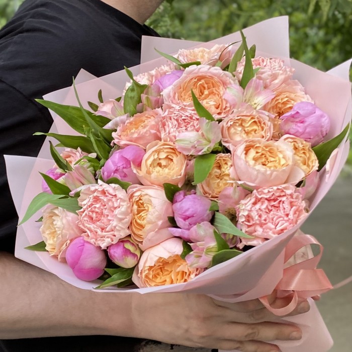 Букет из пионовидных кустовых роз Мечта