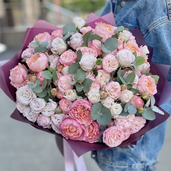 Букет из пионовидных кустовых роз Время любить