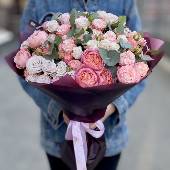 Букет из пионовидных кустовых роз Время любить