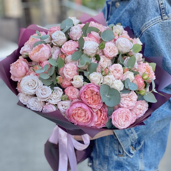 Букет из пионовидных кустовых роз Время любить