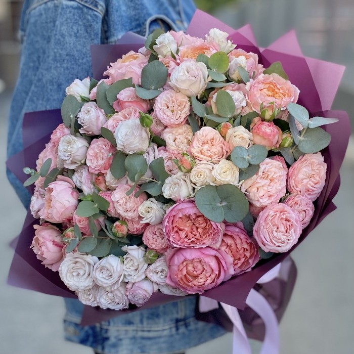 Букет из пионовидных кустовых роз Время любить
