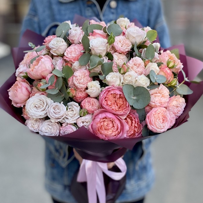 Букет из пионовидных кустовых роз Время любить