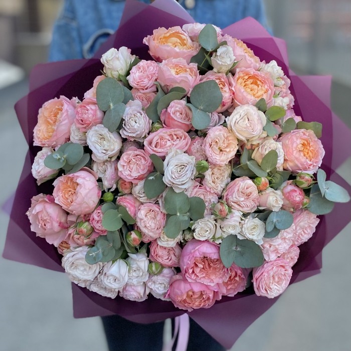 Букет из пионовидных кустовых роз Время любить