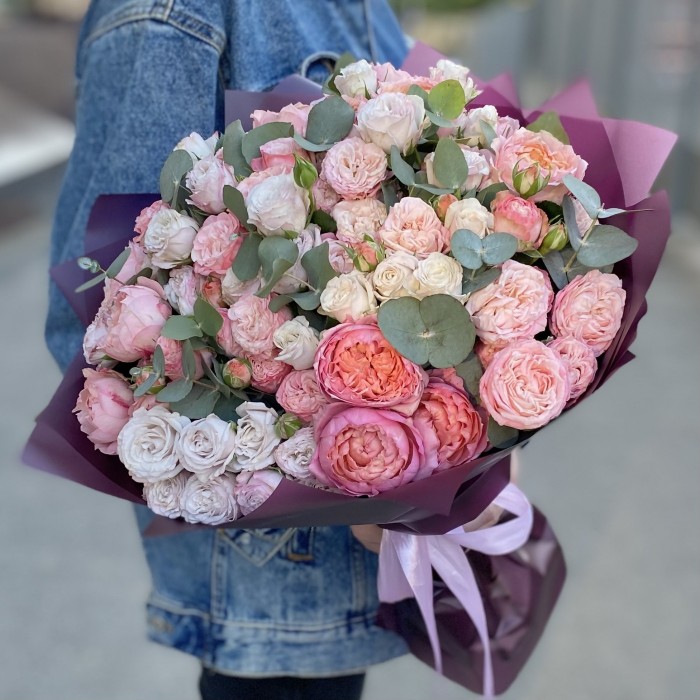 Букет из пионовидных кустовых роз Время любить