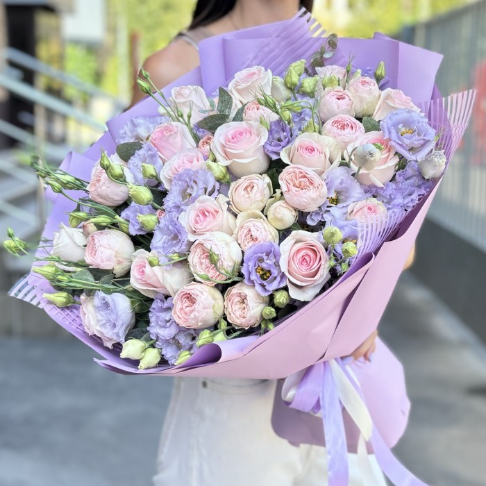 Букет из роз и эустом  Нежная Симфония